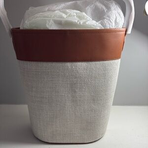 - Berkeley bucket bag in leather